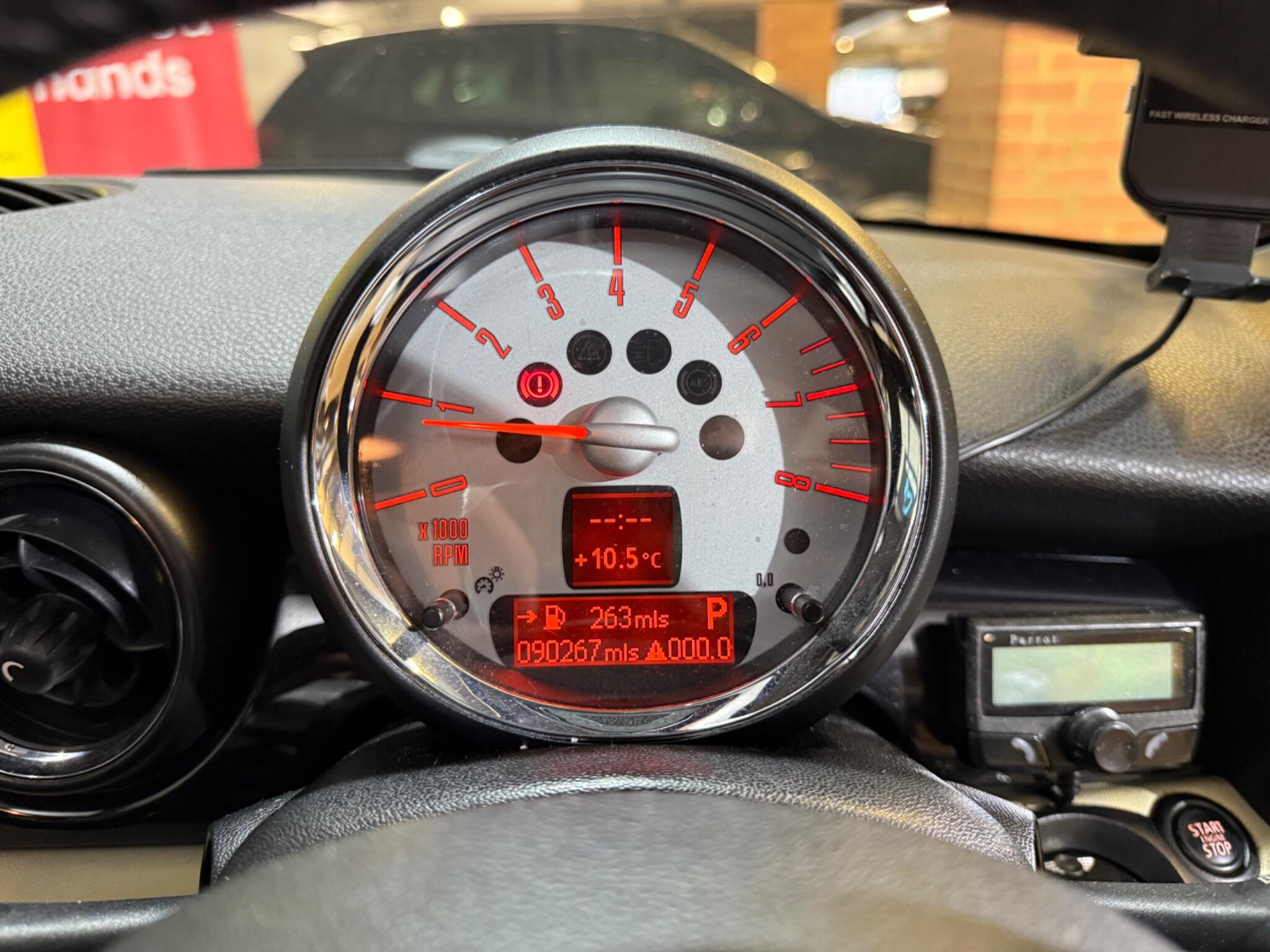 2008 MINI Hatch image 29