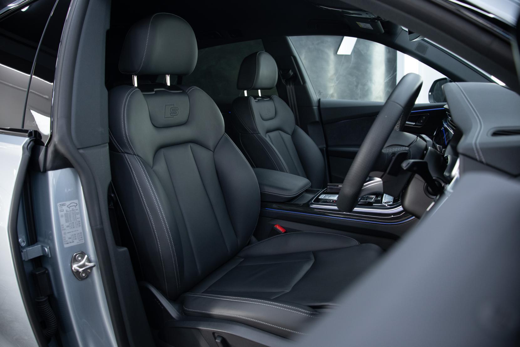 Audi Q8 view 7