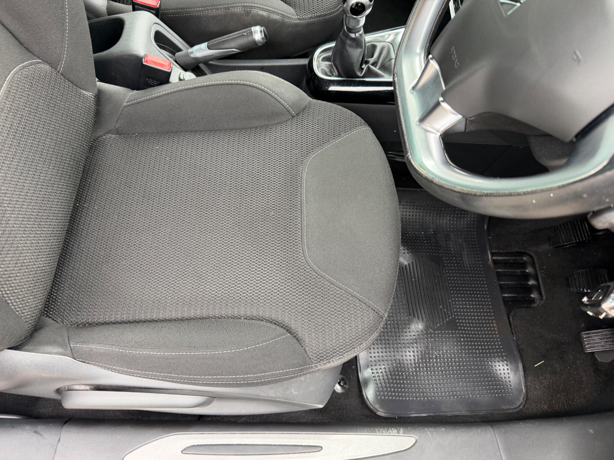 DS Automobiles DS 3 view 12