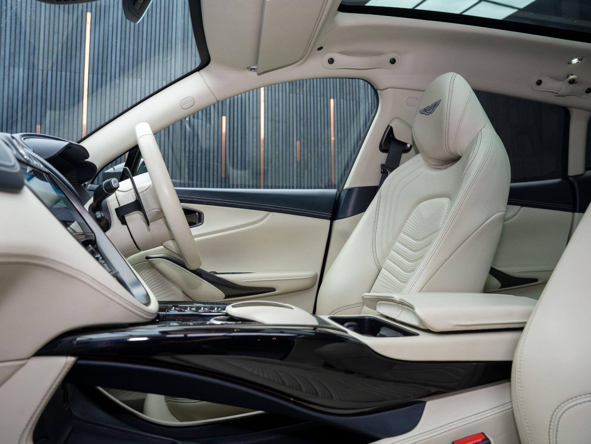 Aston Martin DBX view 36