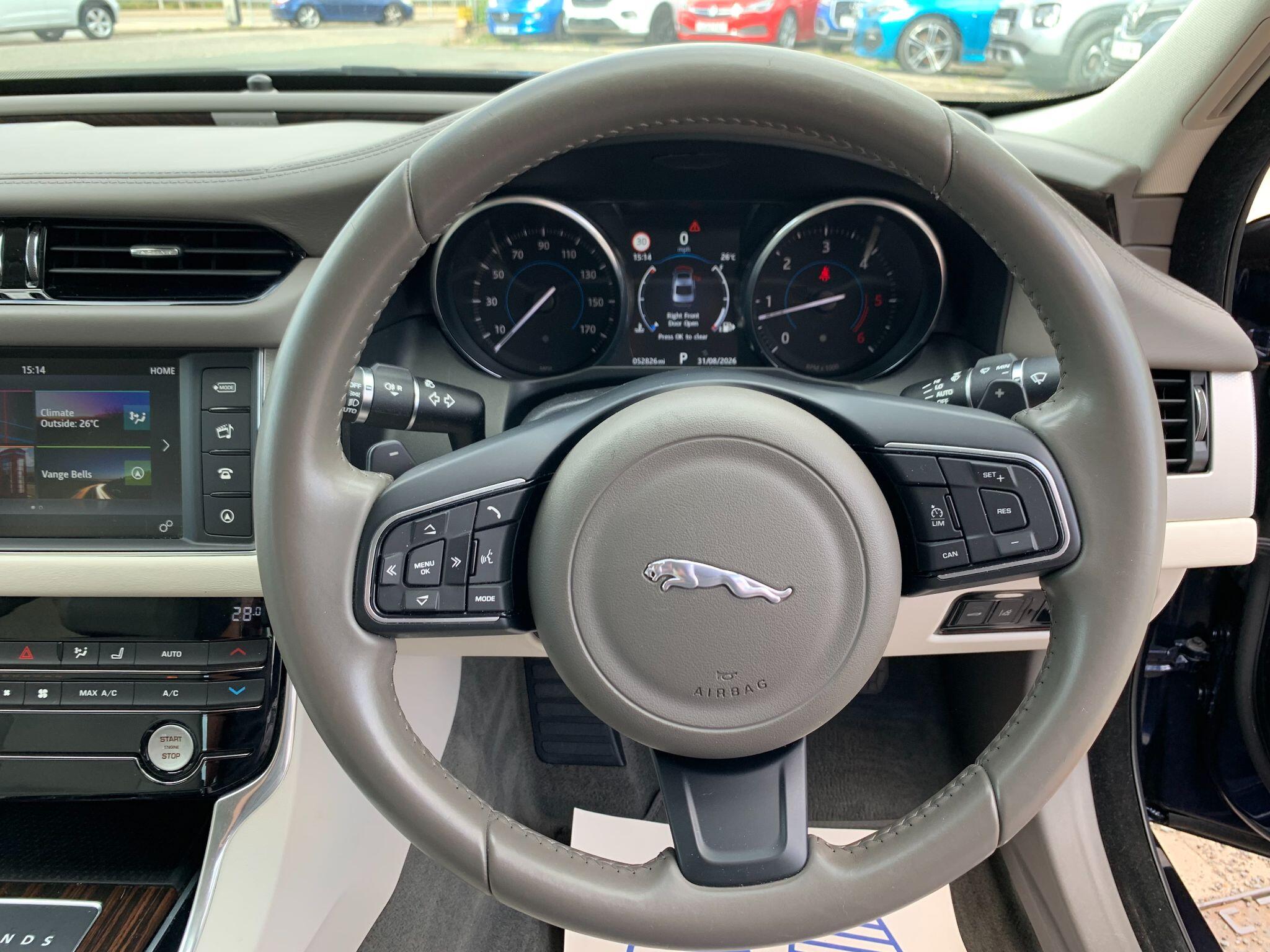 Jaguar XF view 42