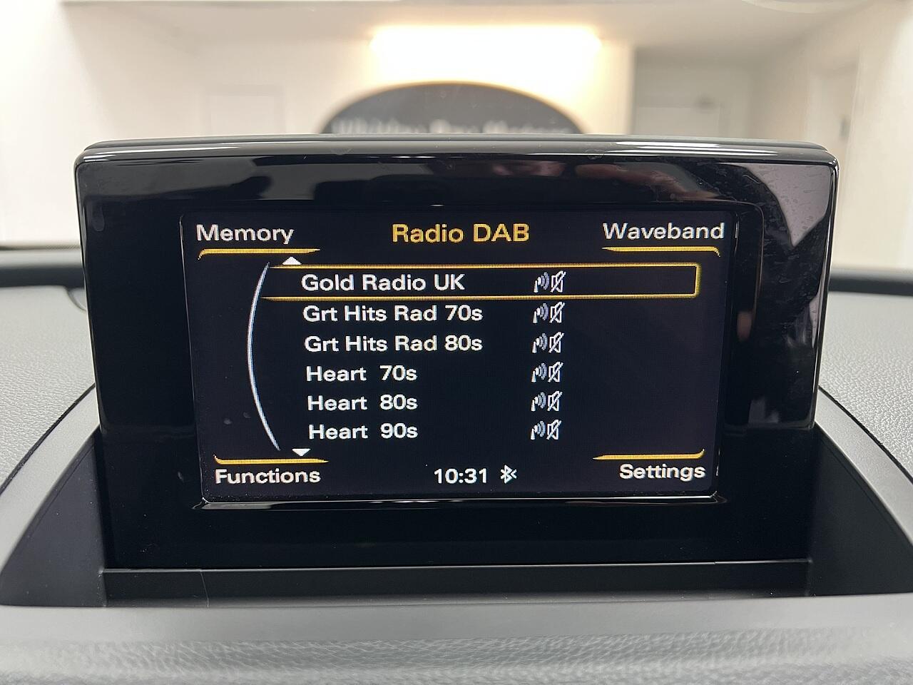 Audi Q3 view 10