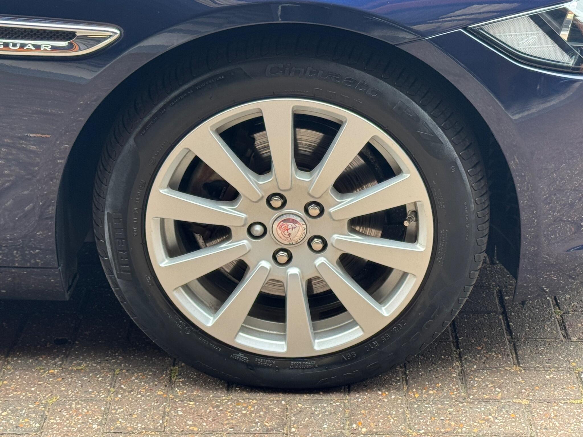 Jaguar Xe view 33