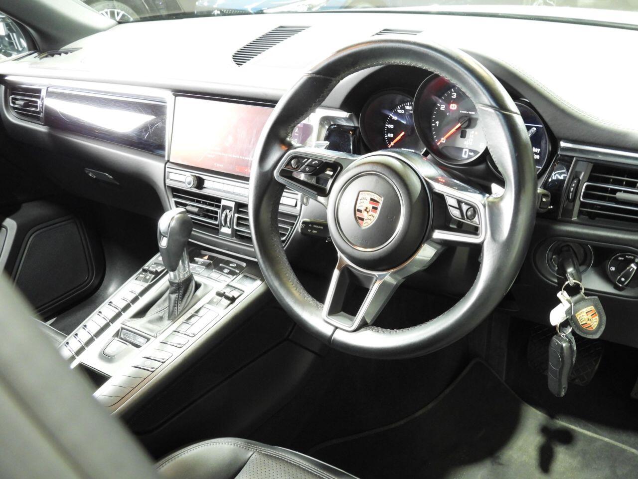 Porsche Macan view 4