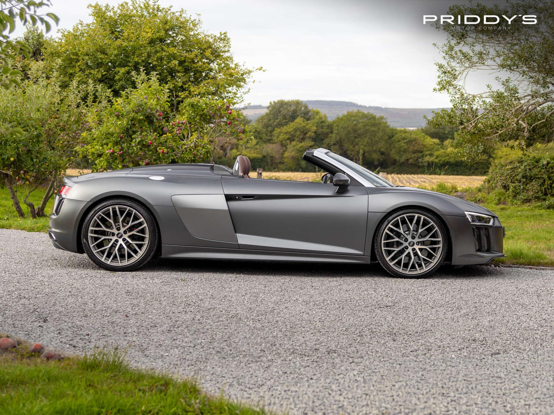 Audi R8 view 3