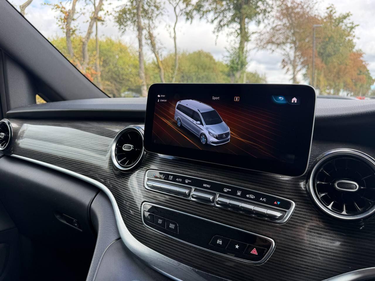 Mercedes-Benz Eqv view 52