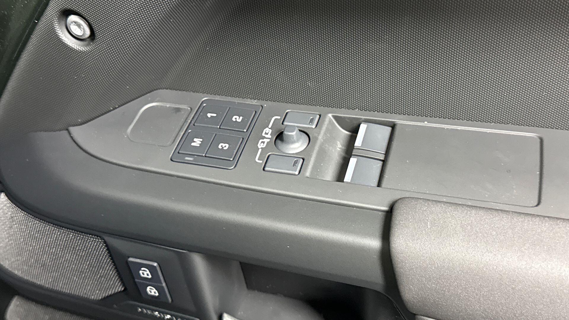Land Rover Defender view 22