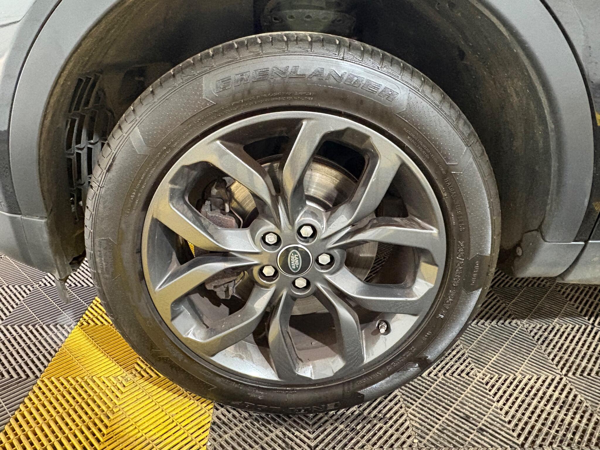 Land Rover Discovery Sport view 18