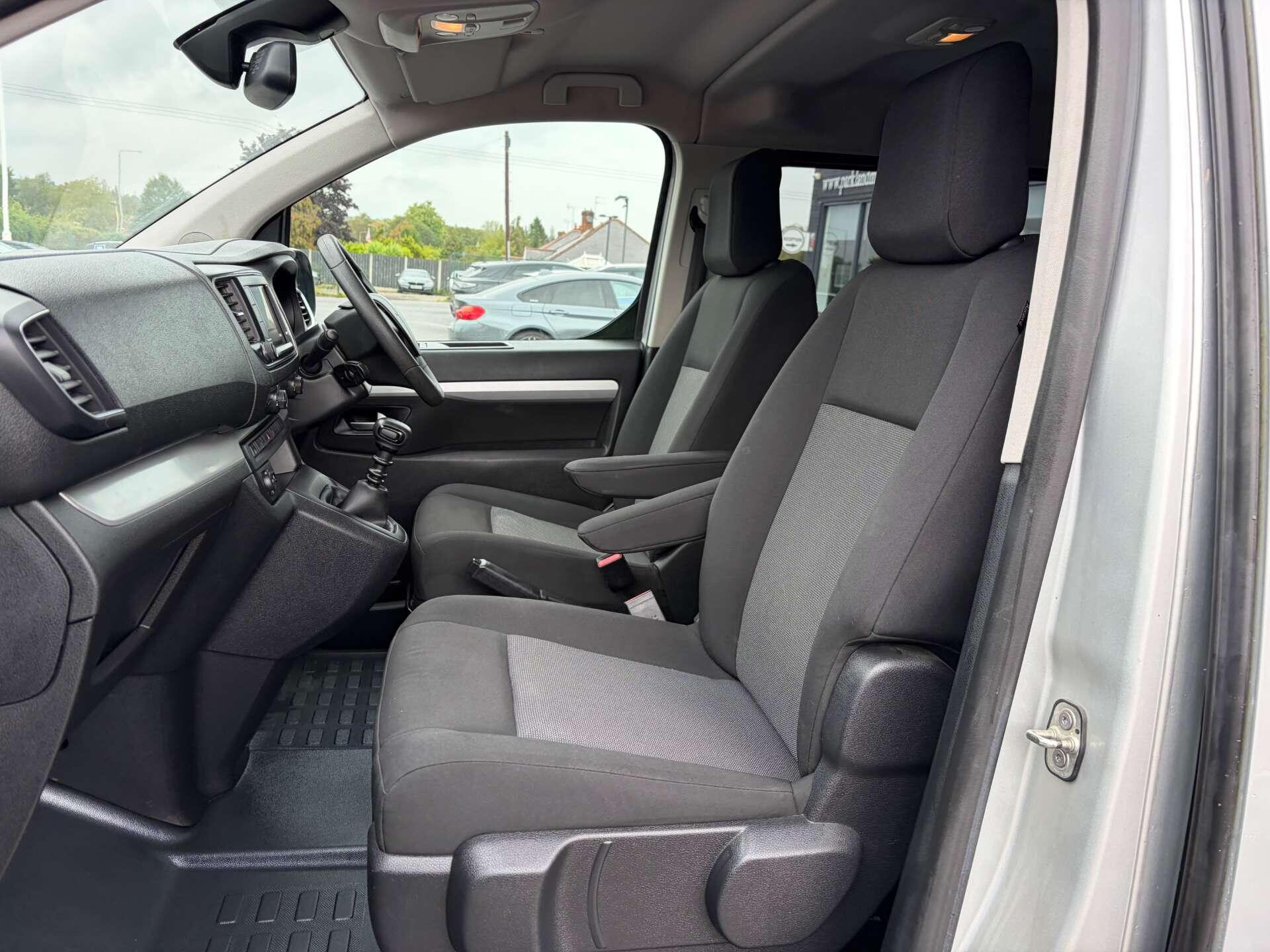 Peugeot Traveller view 15