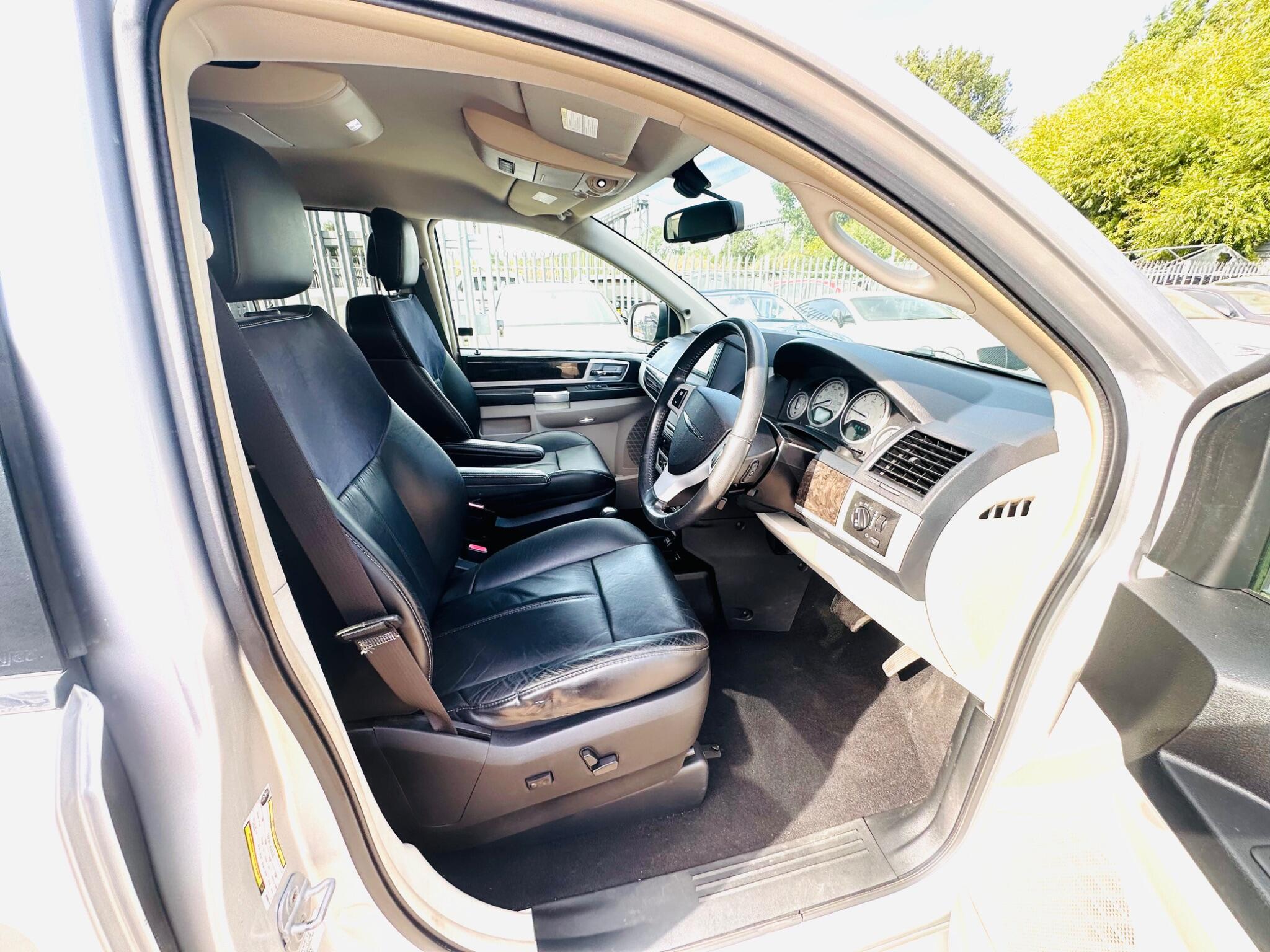 Chrysler Grand Voyager view 2