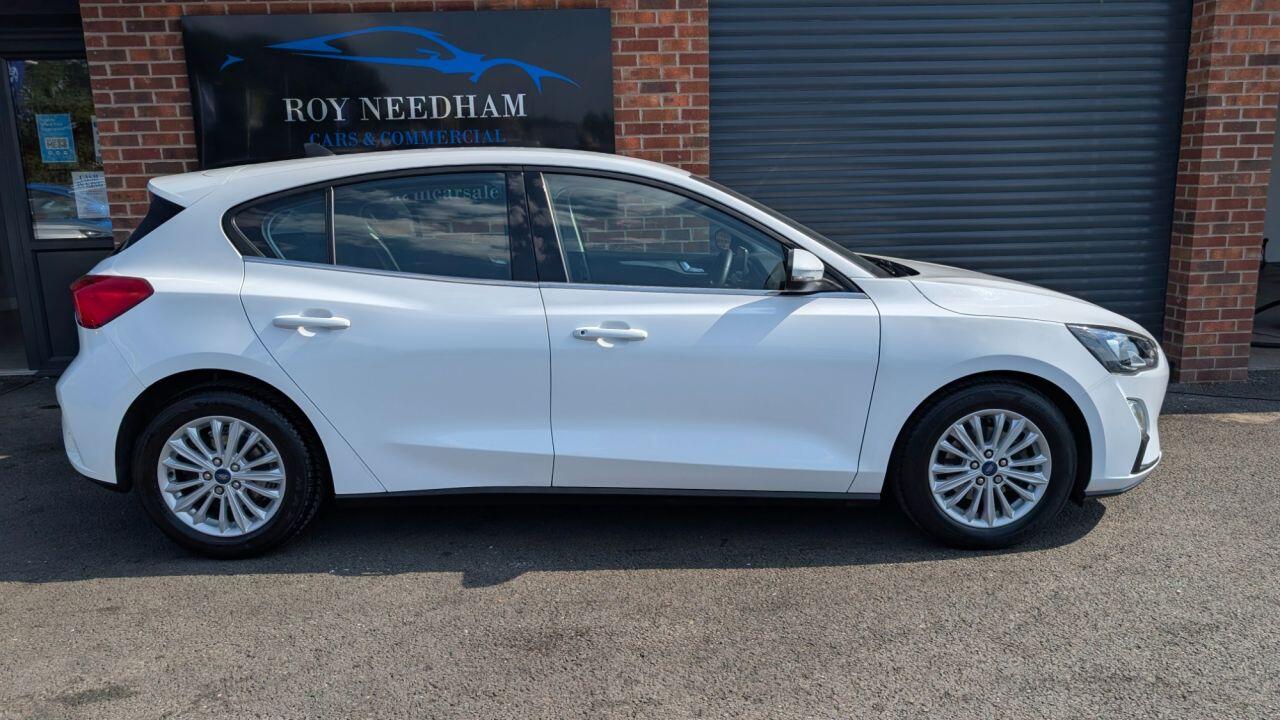Ford Focus view 2