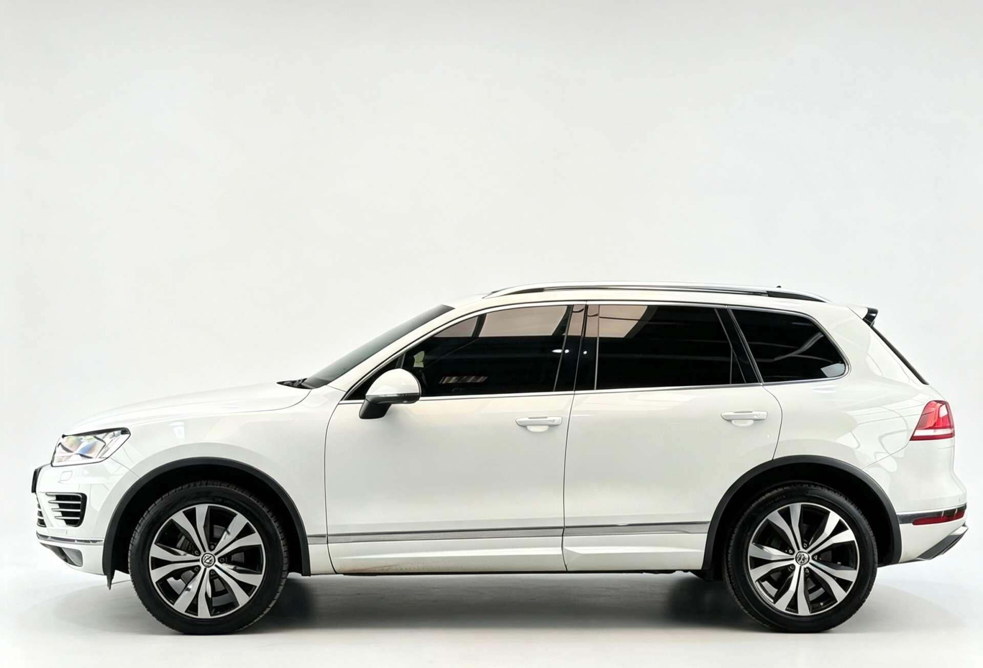 Volkswagen Touareg view 8