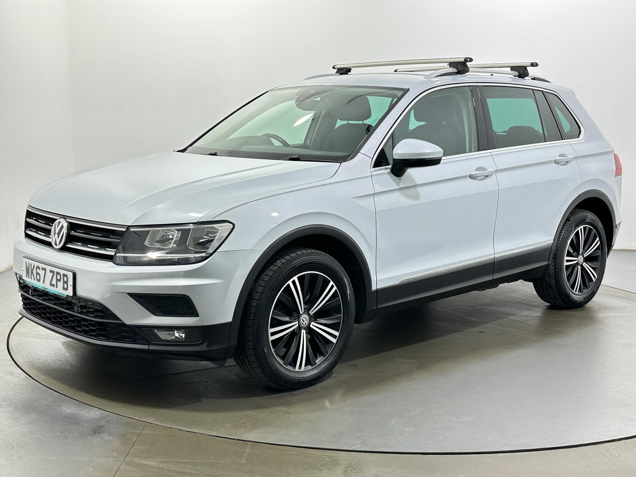 Volkswagen Tiguan view 4