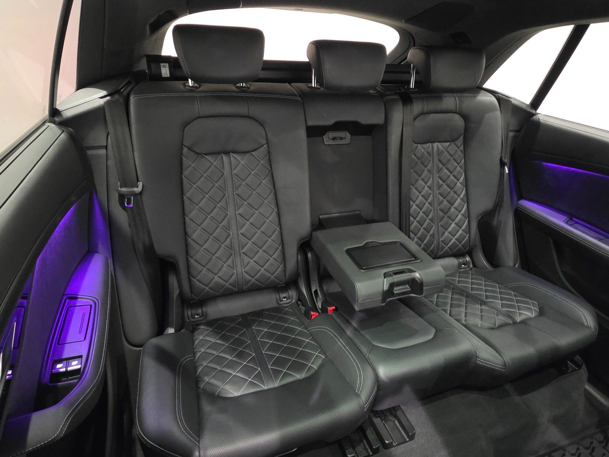 Audi Q8 view 14