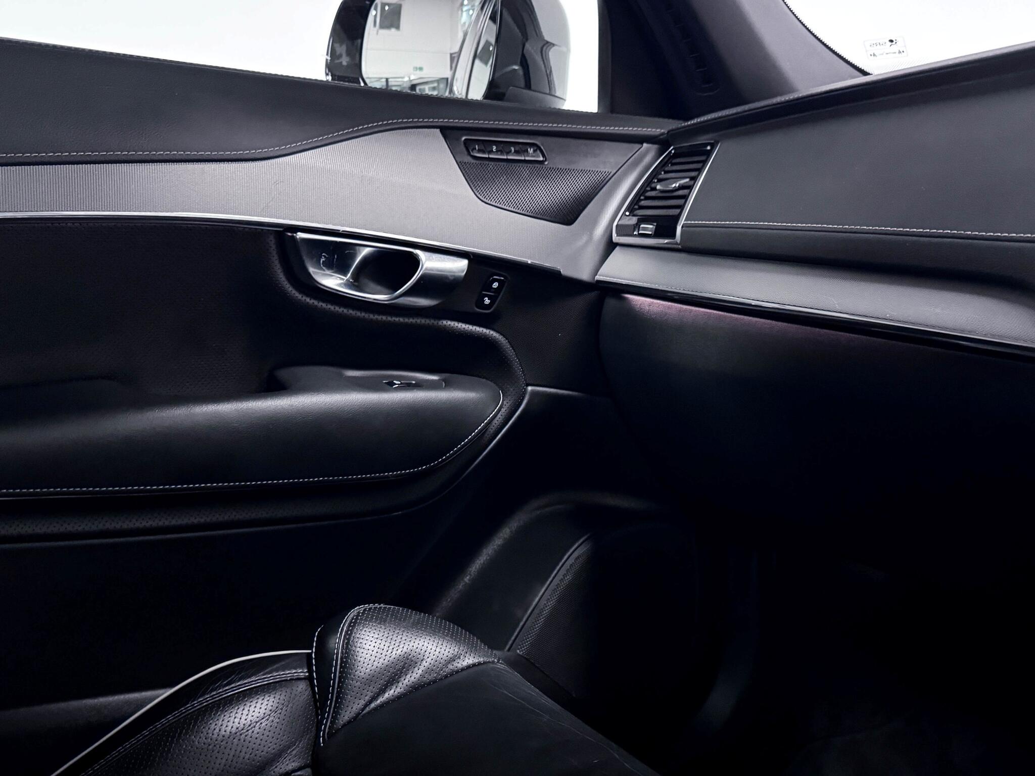 Volvo XC90 view 35