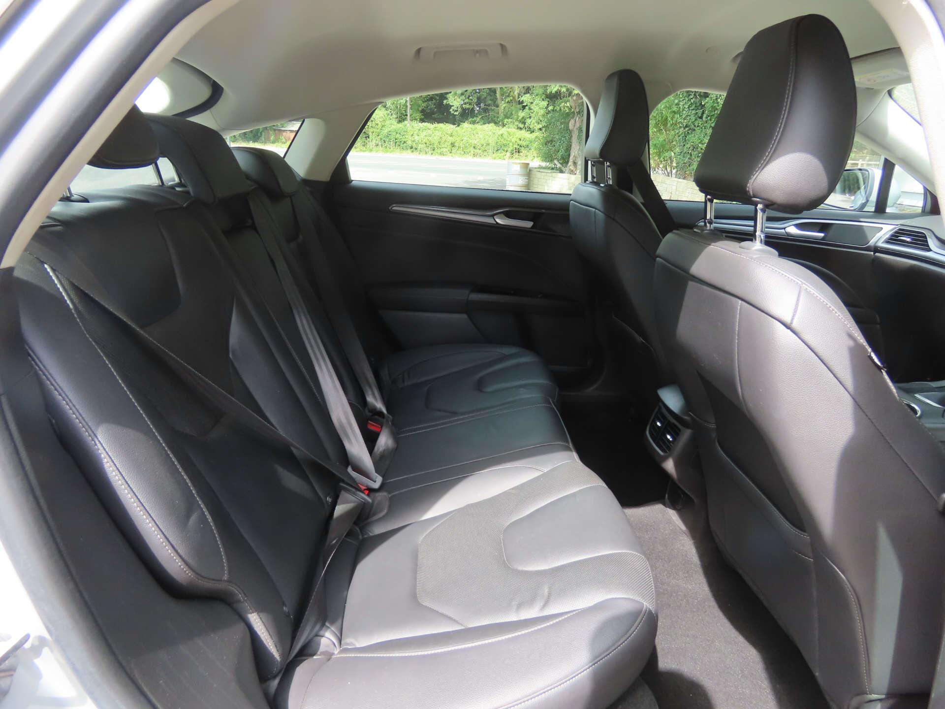 Ford Mondeo view 9
