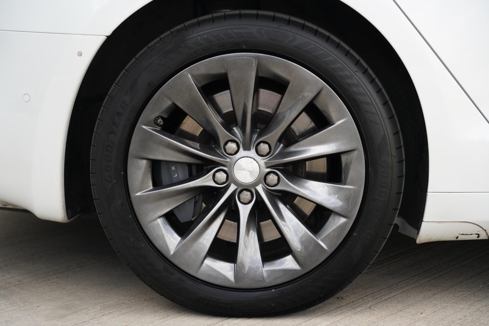 Tesla Model S view 18