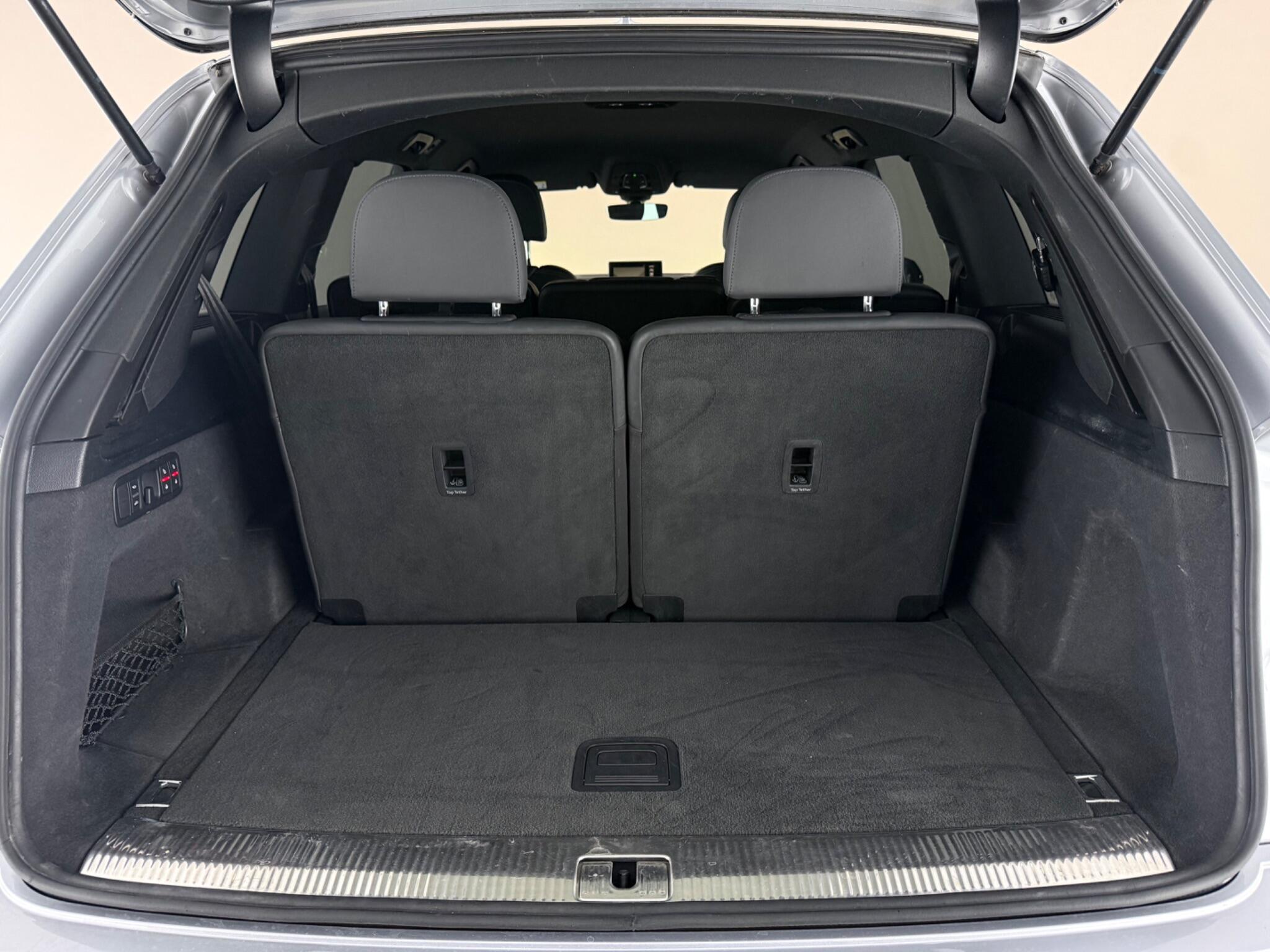 Audi Q7 view 10