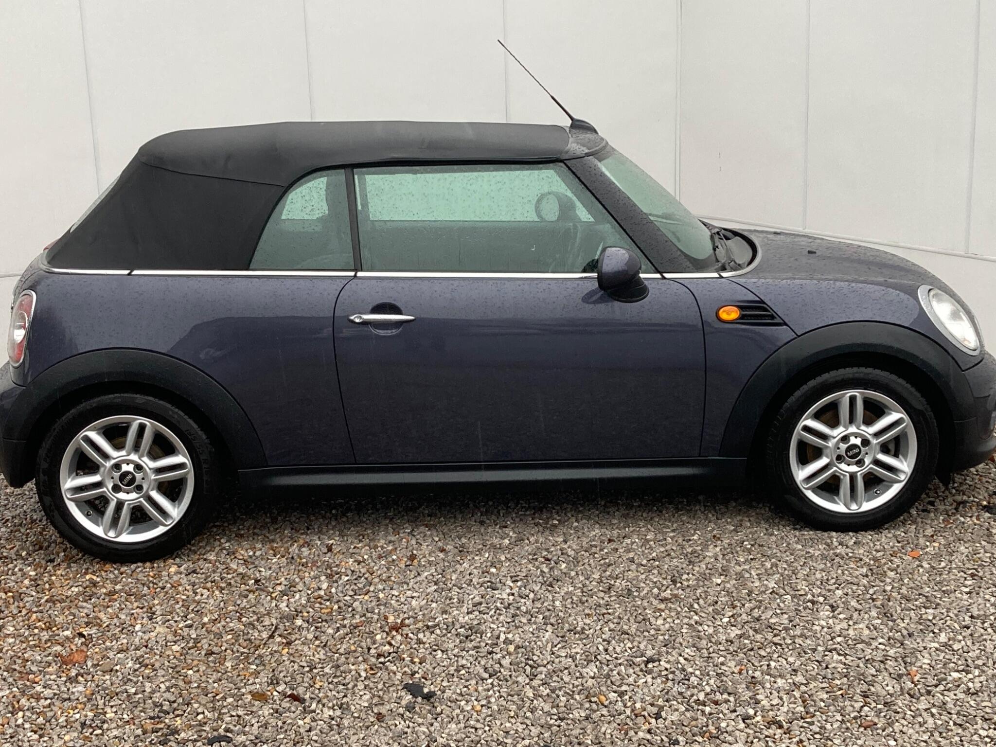 2013 MINI Convertible image 7