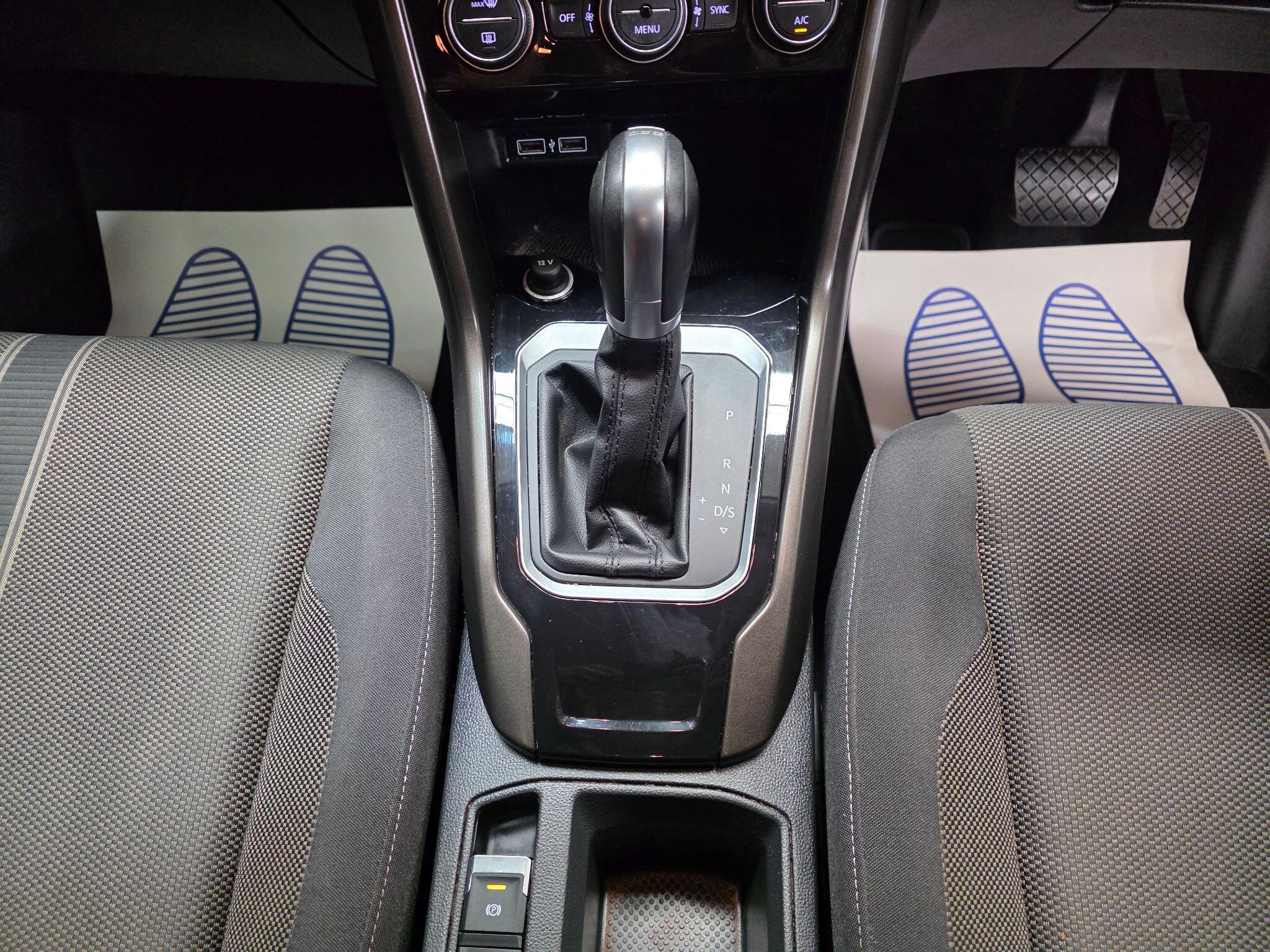 Volkswagen T-Roc view 10