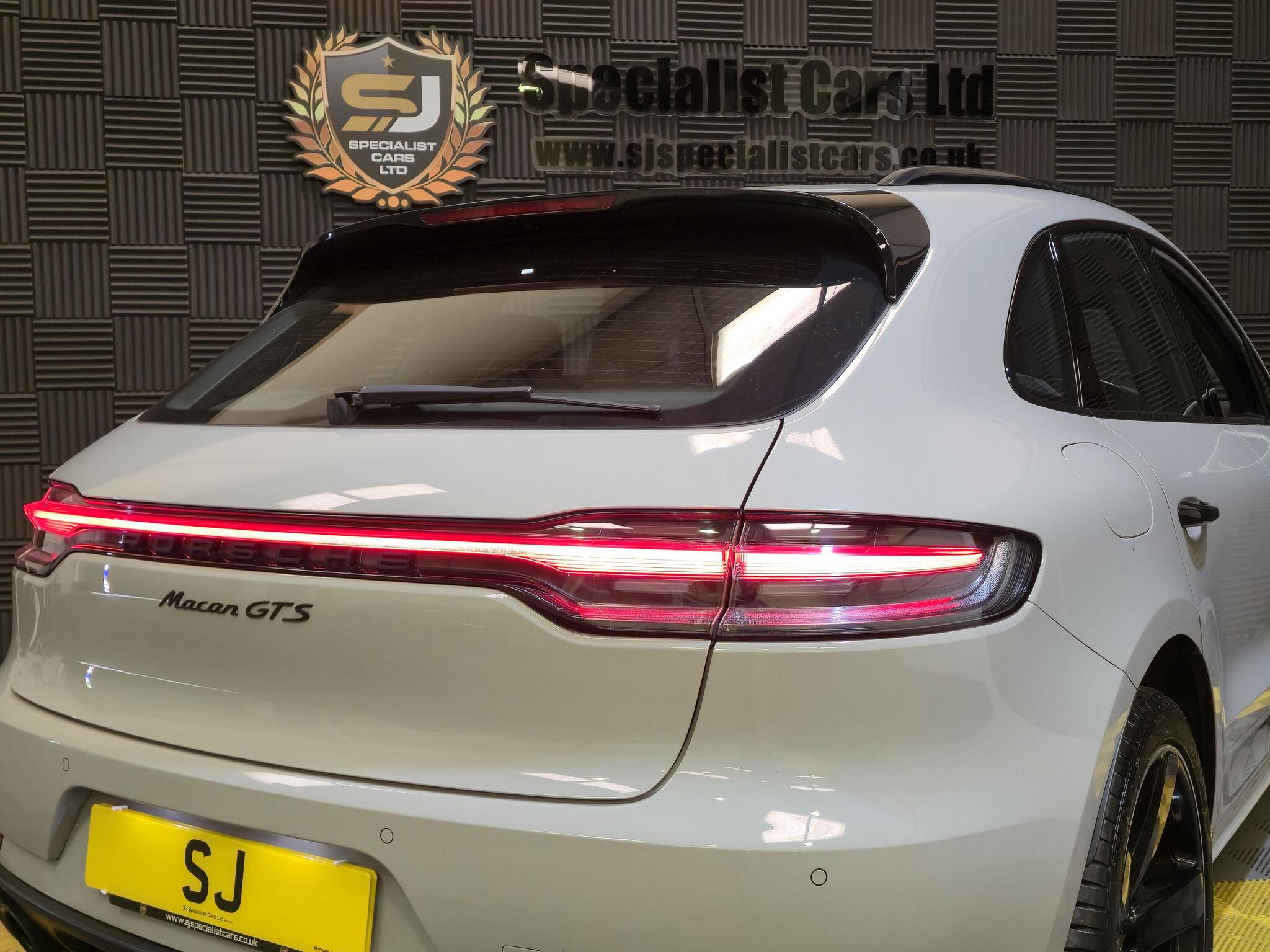 Porsche Macan view 22