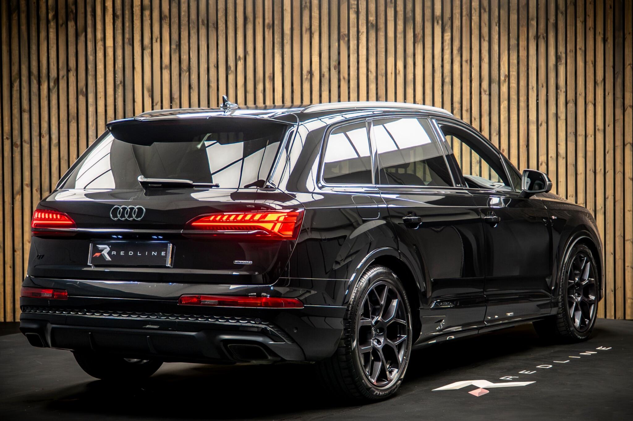 Audi Q7 view 4