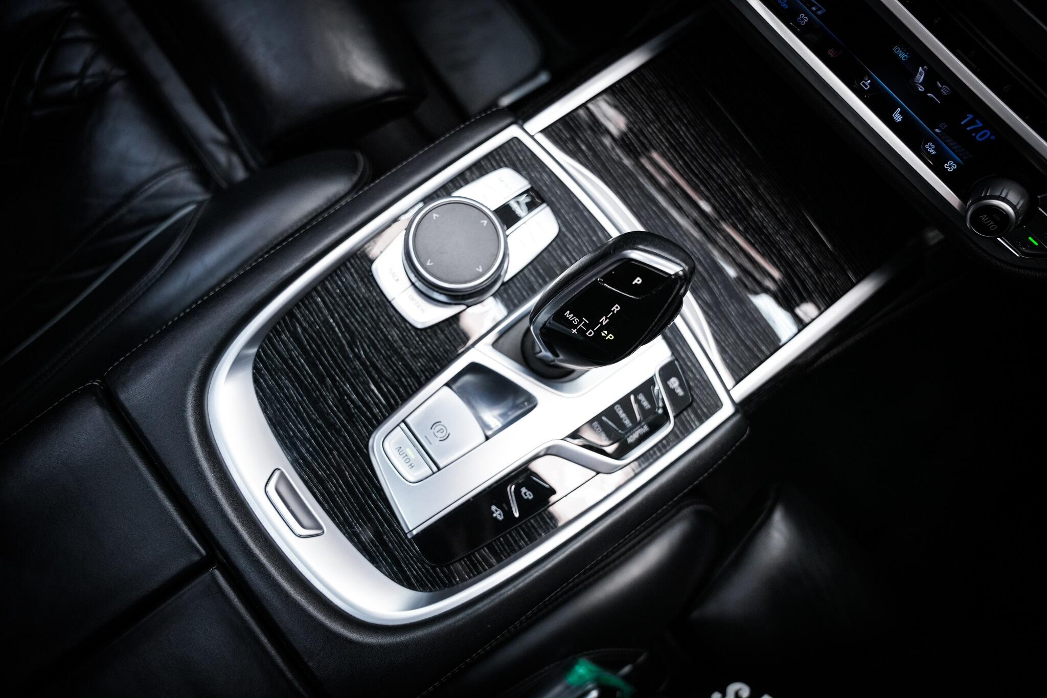 BMW 7 Series view 3