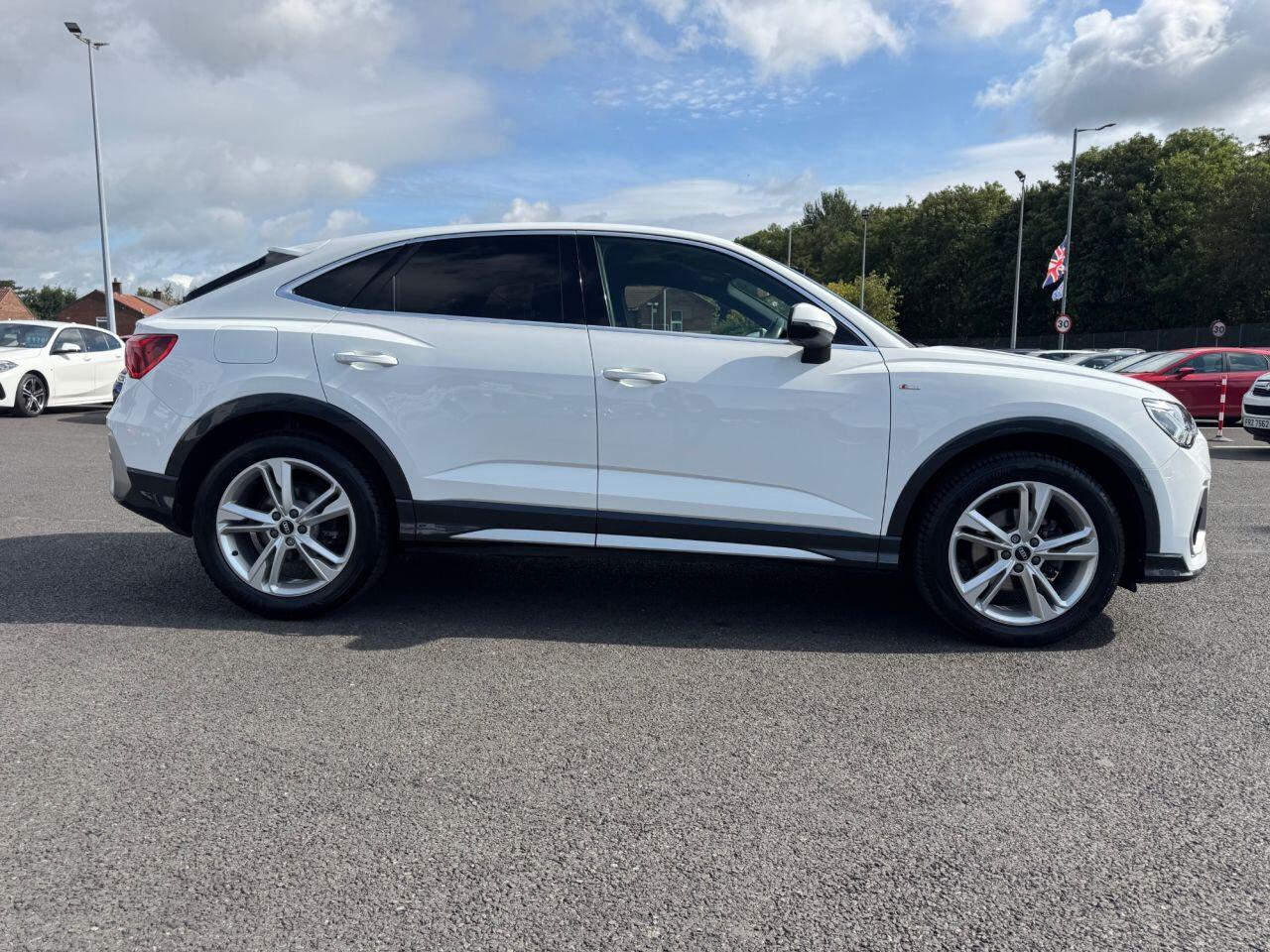 Audi Q3 view 7