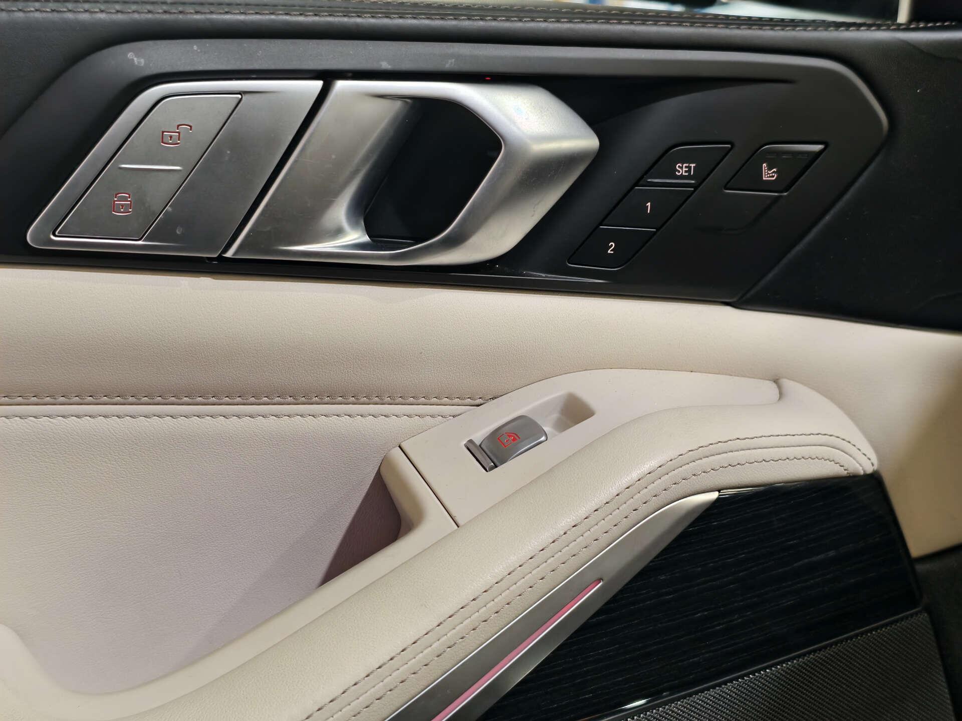 BMW X7 view 26