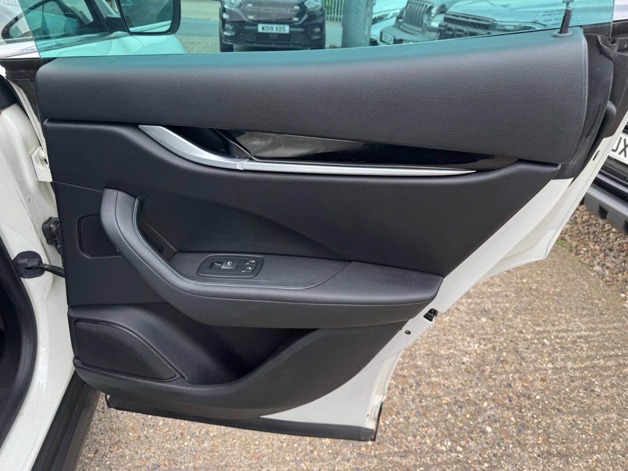 Maserati Levante view 40