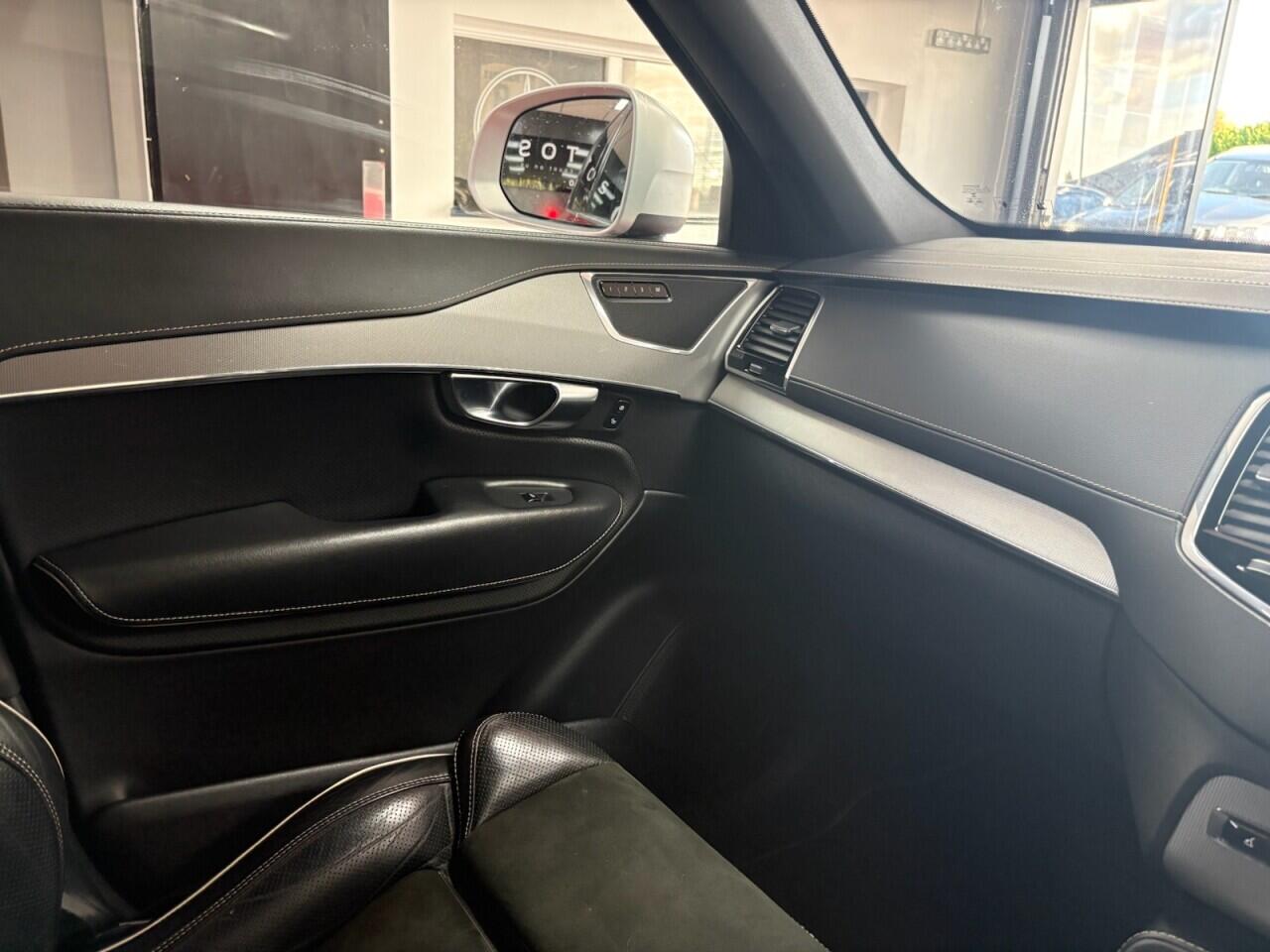 Volvo XC90 view 30