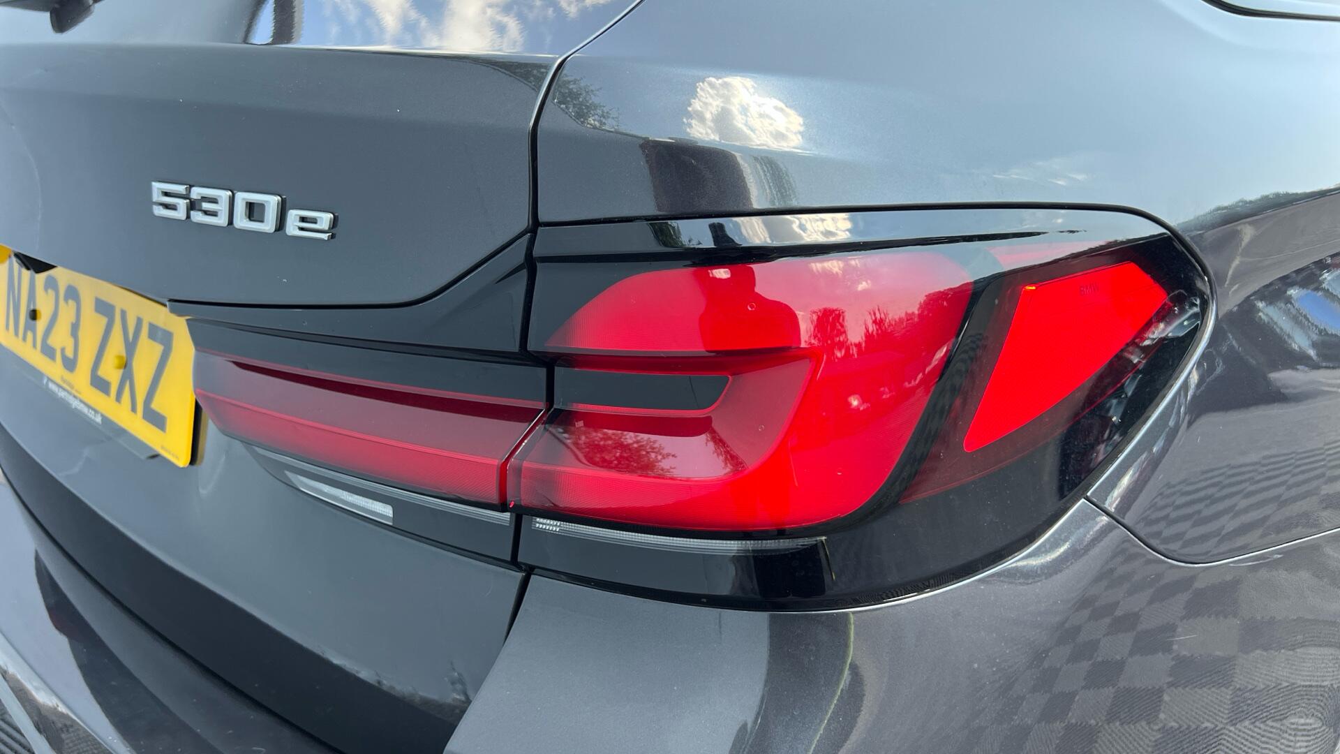 BMW 5 Series view 22