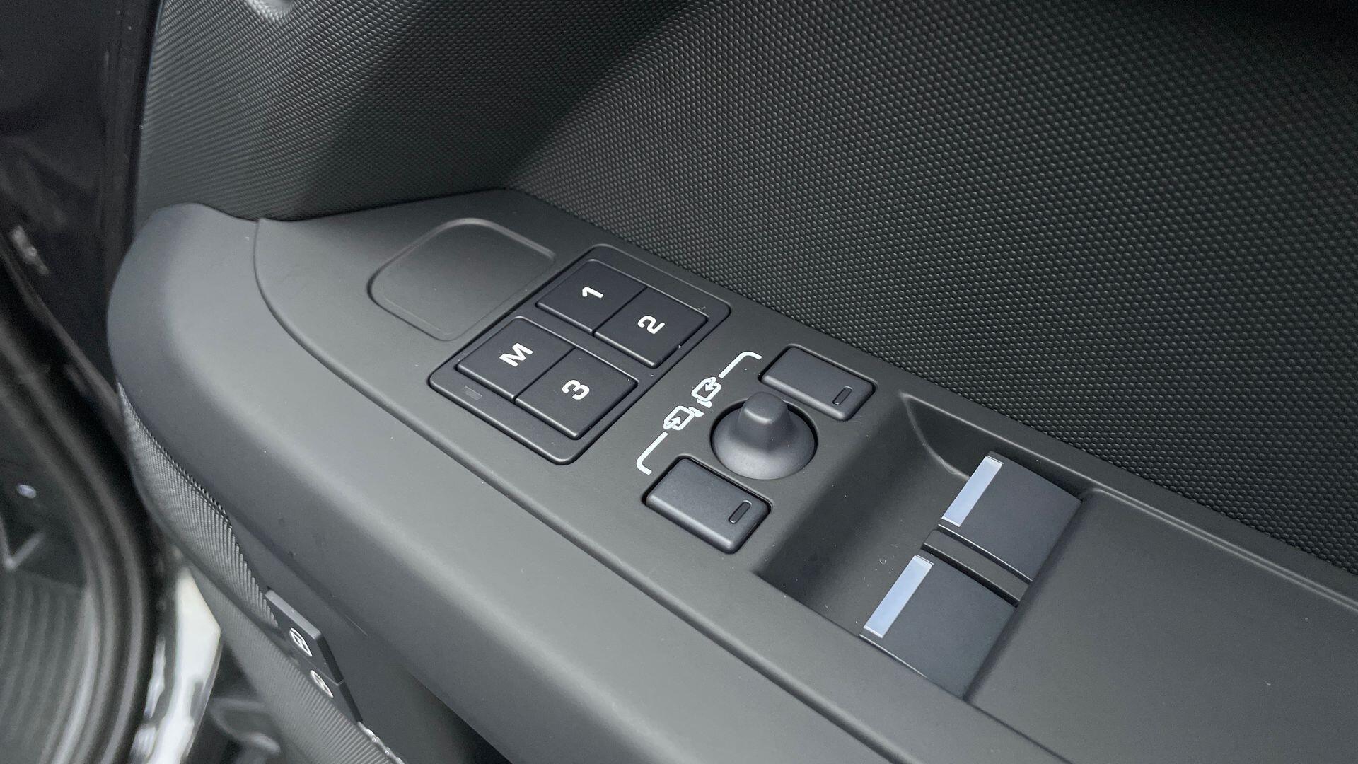 Land Rover Defender view 25