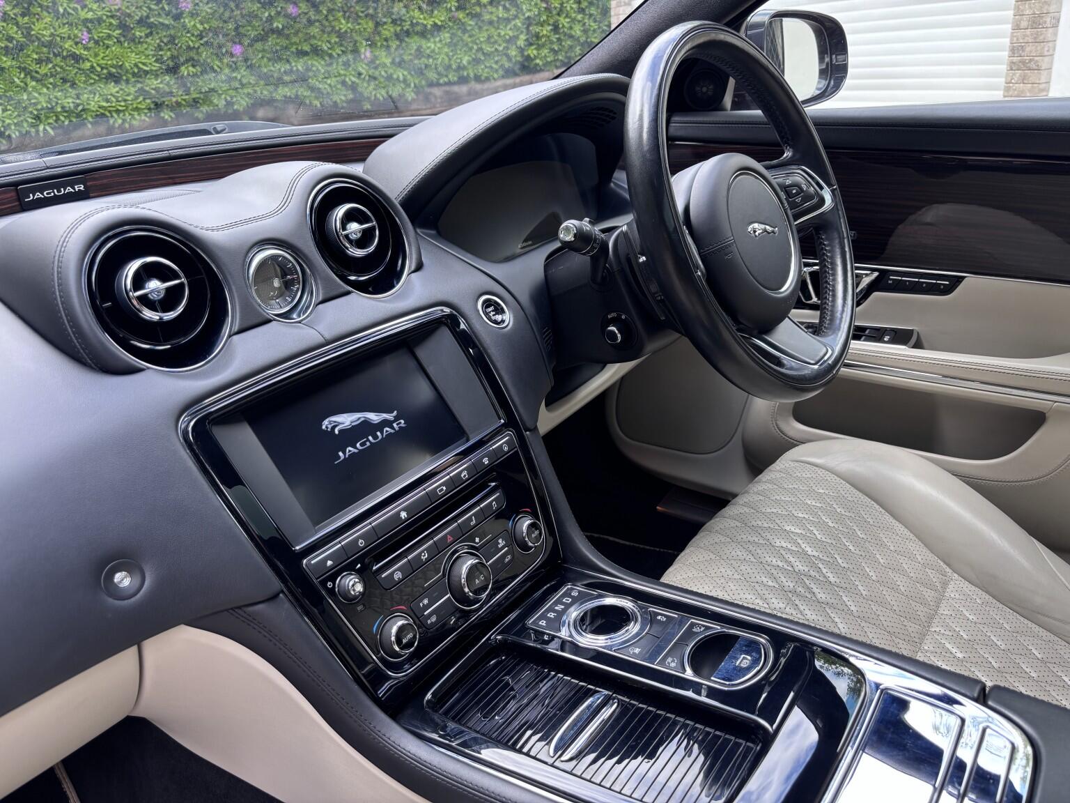 Jaguar XJ view 23