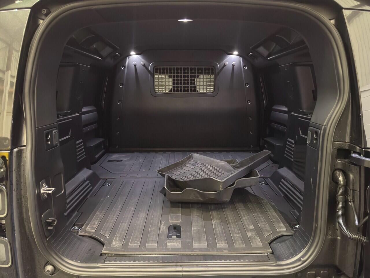 Land Rover Defender 110 view 33