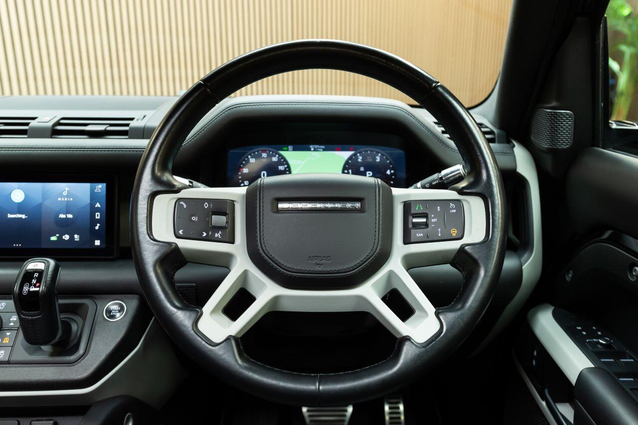 Land Rover Defender 110 view 17