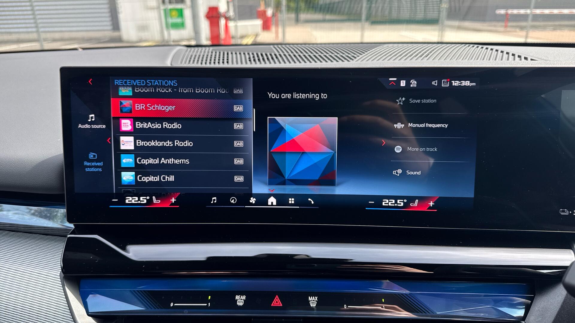 BMW i5 view 27
