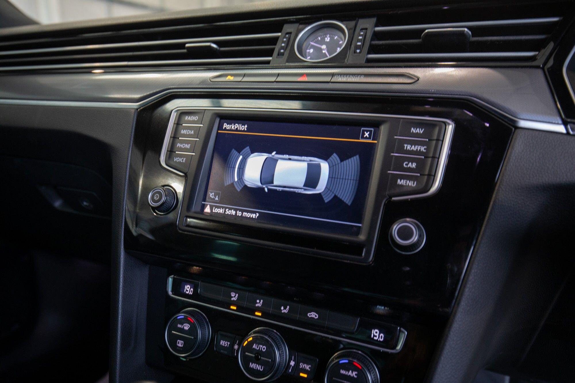 Volkswagen Passat view 20