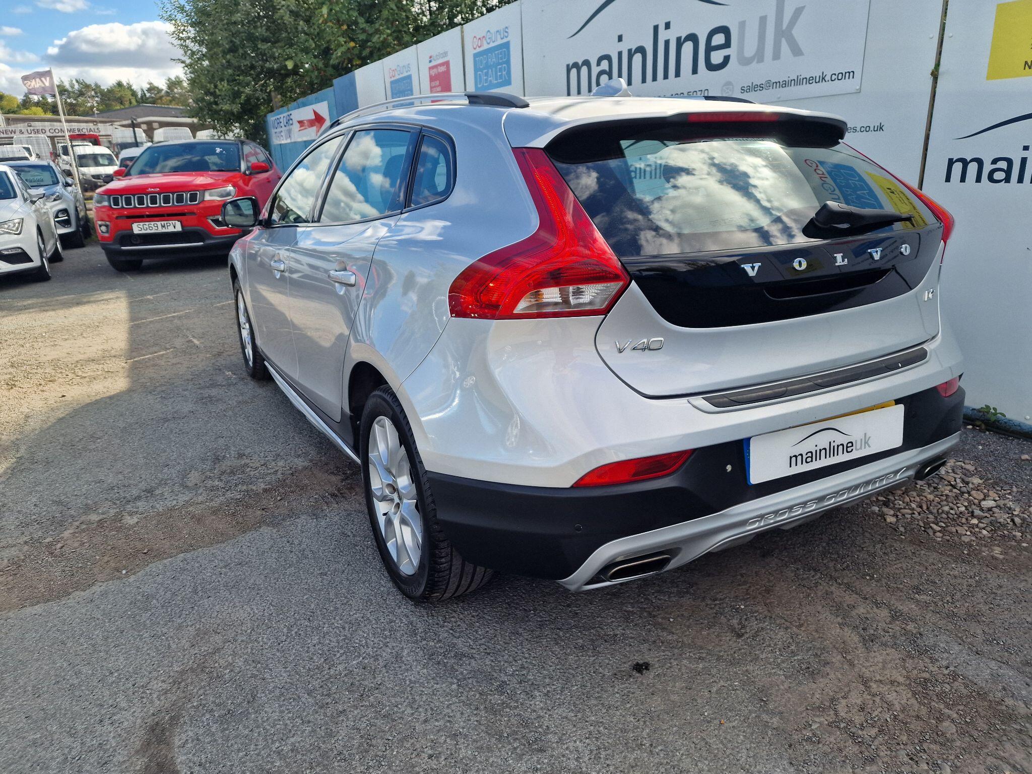 Volvo V40 Cross Country view 11