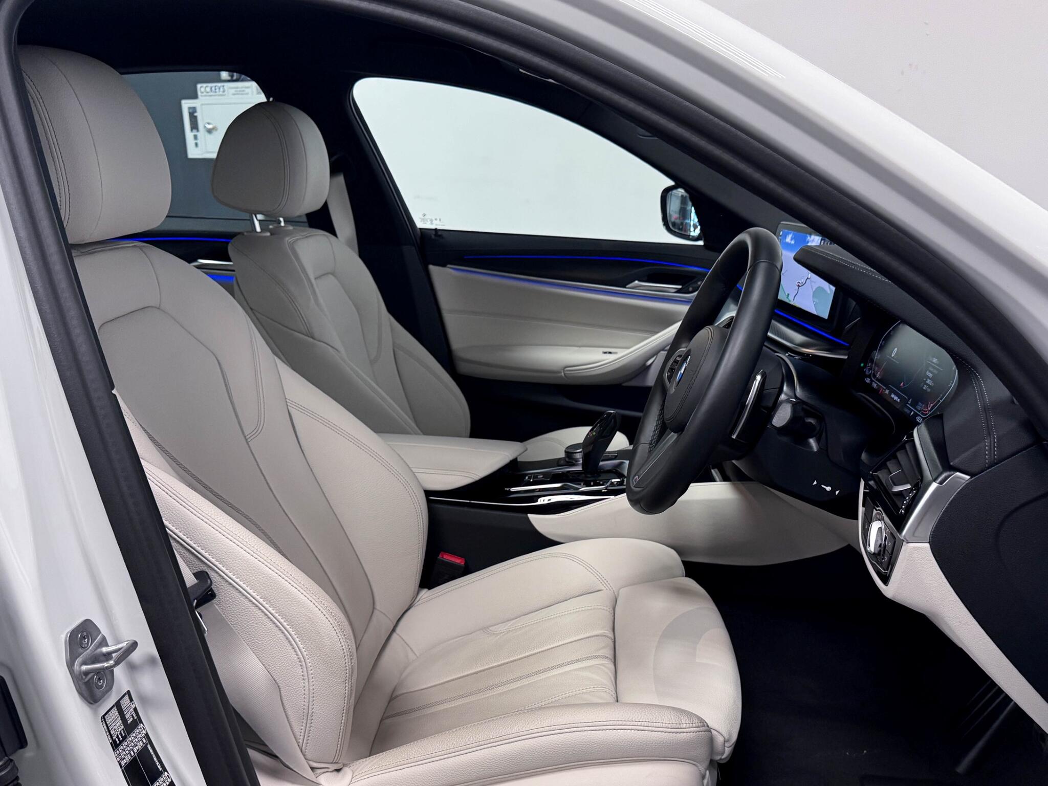 BMW 5 Series view 26