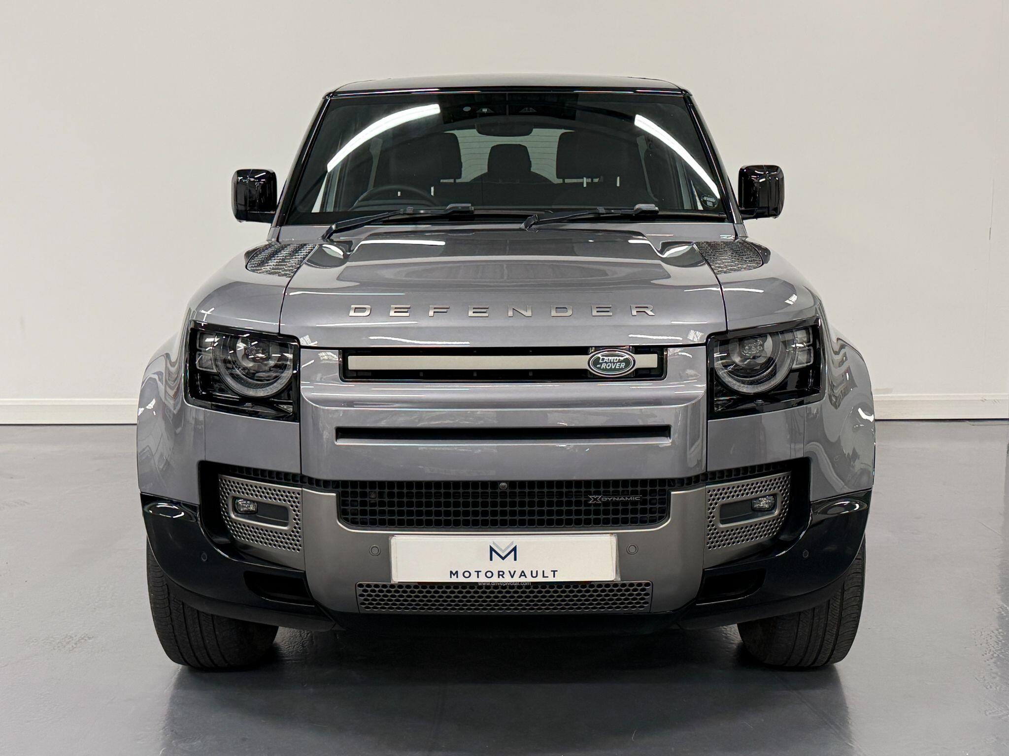 Land Rover Defender 90 view 4