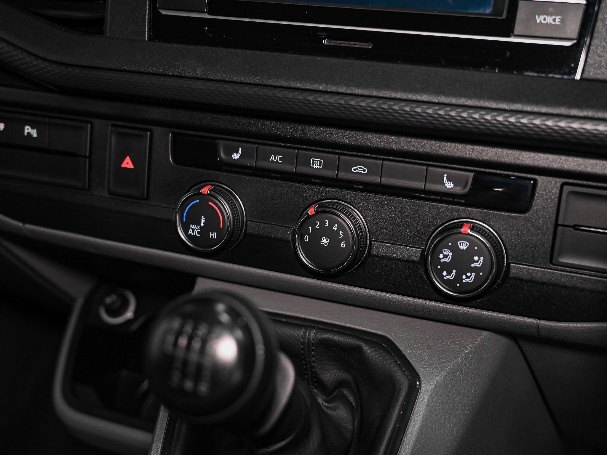 Volkswagen Transporter view 8