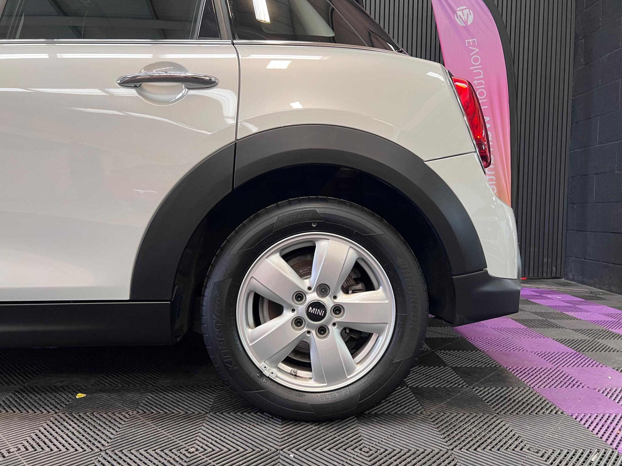 Mini Hatch view 43