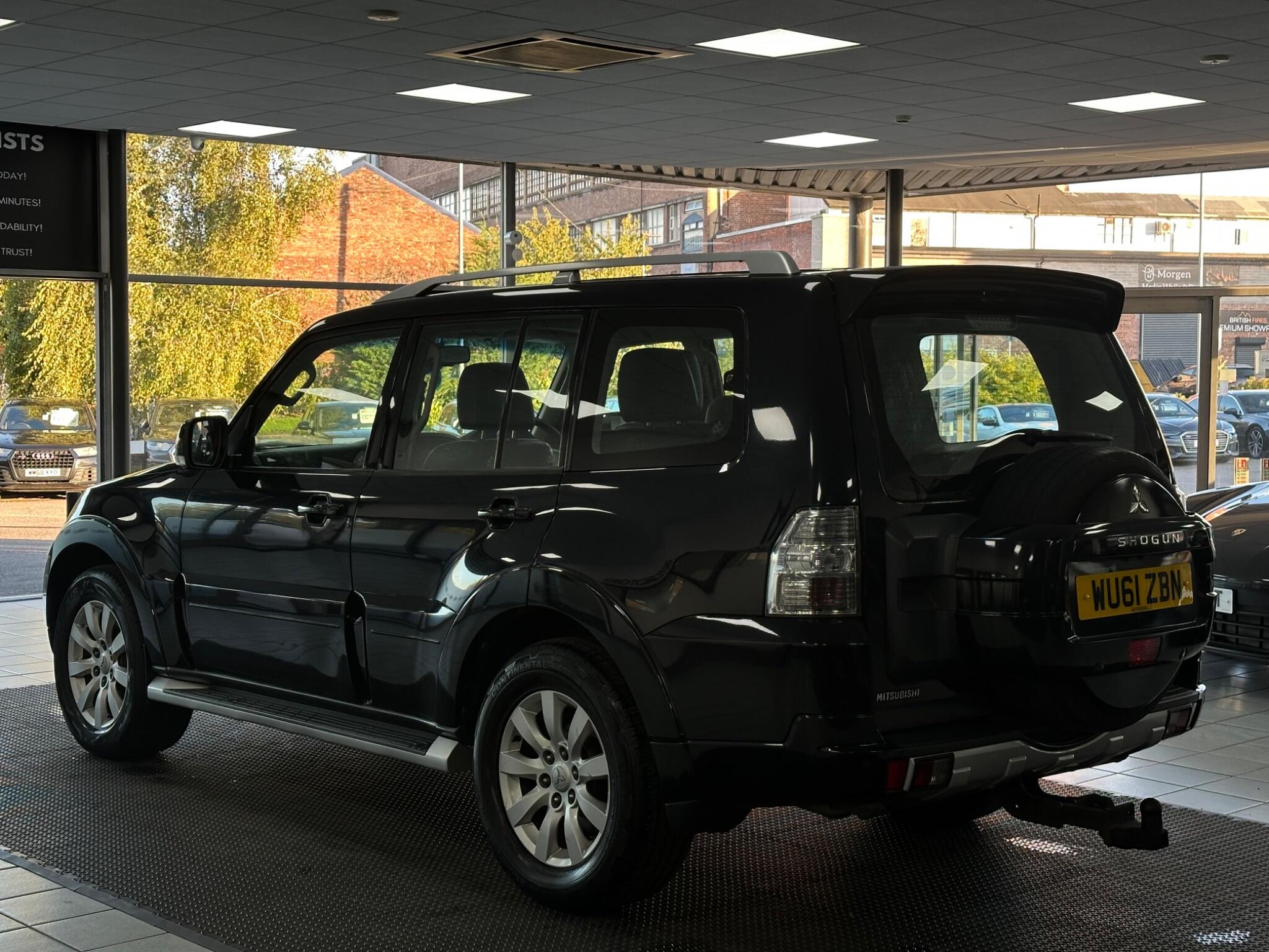 Mitsubishi Shogun view 9