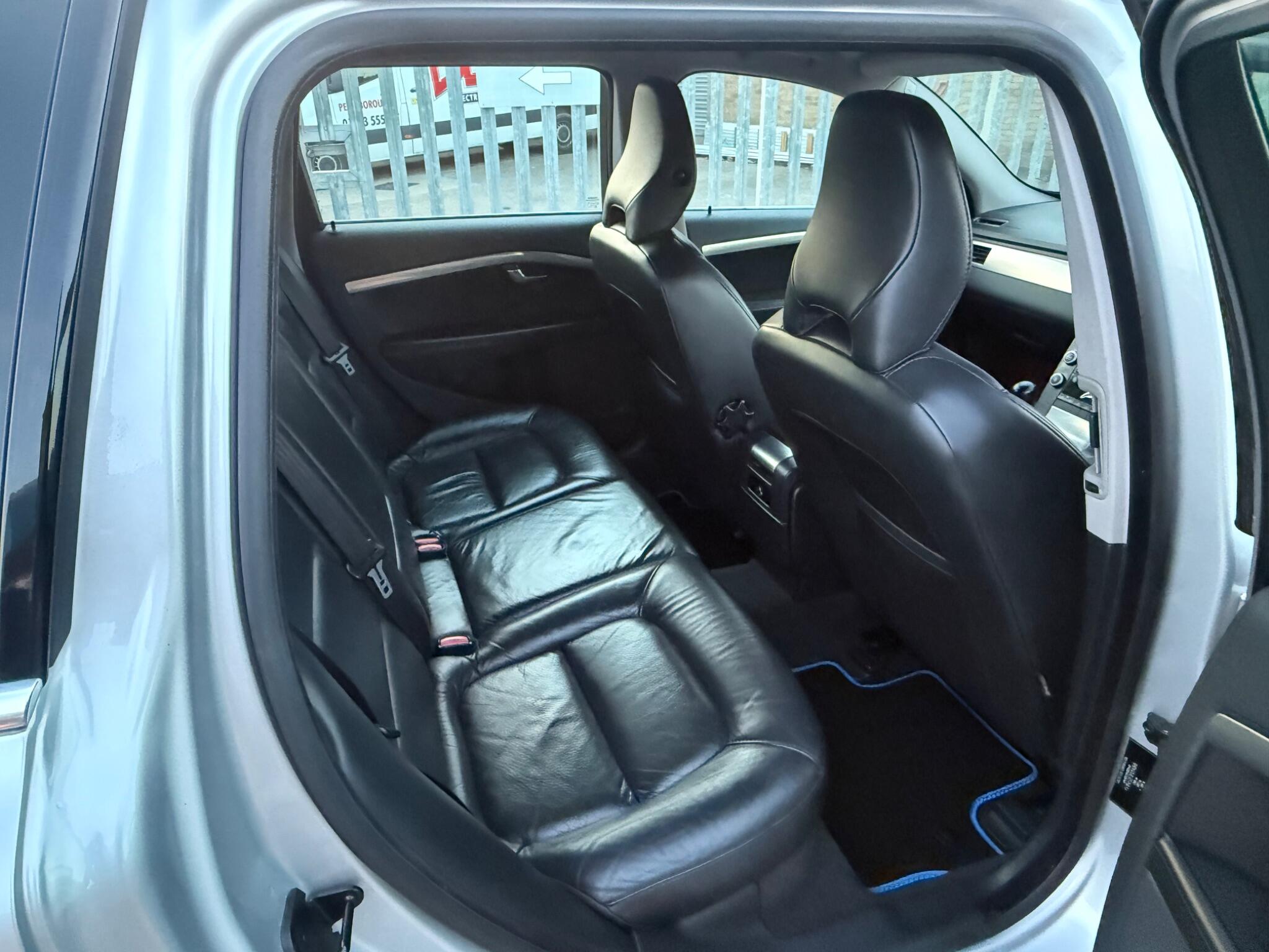 Volvo V70 view 12