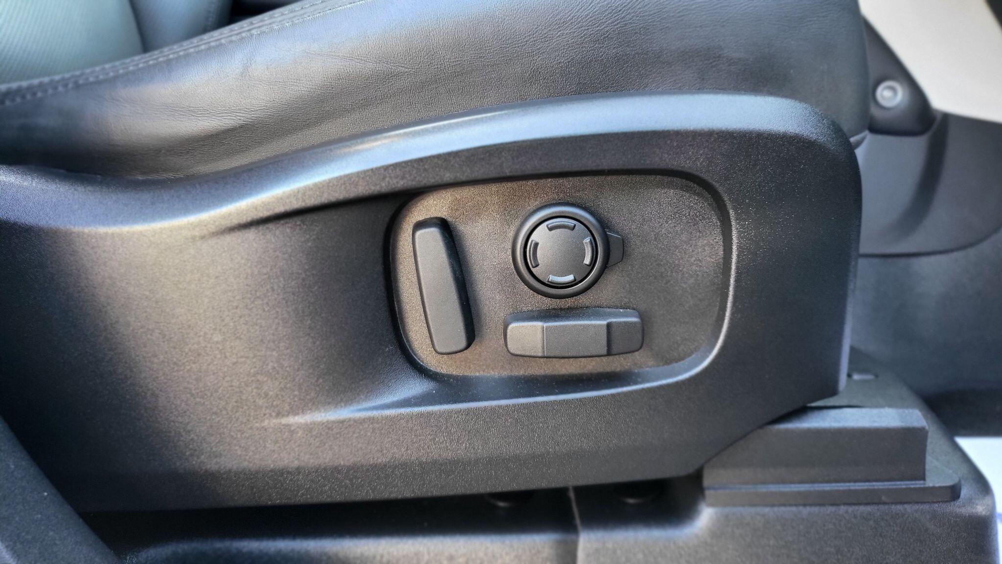 Land Rover Defender view 28