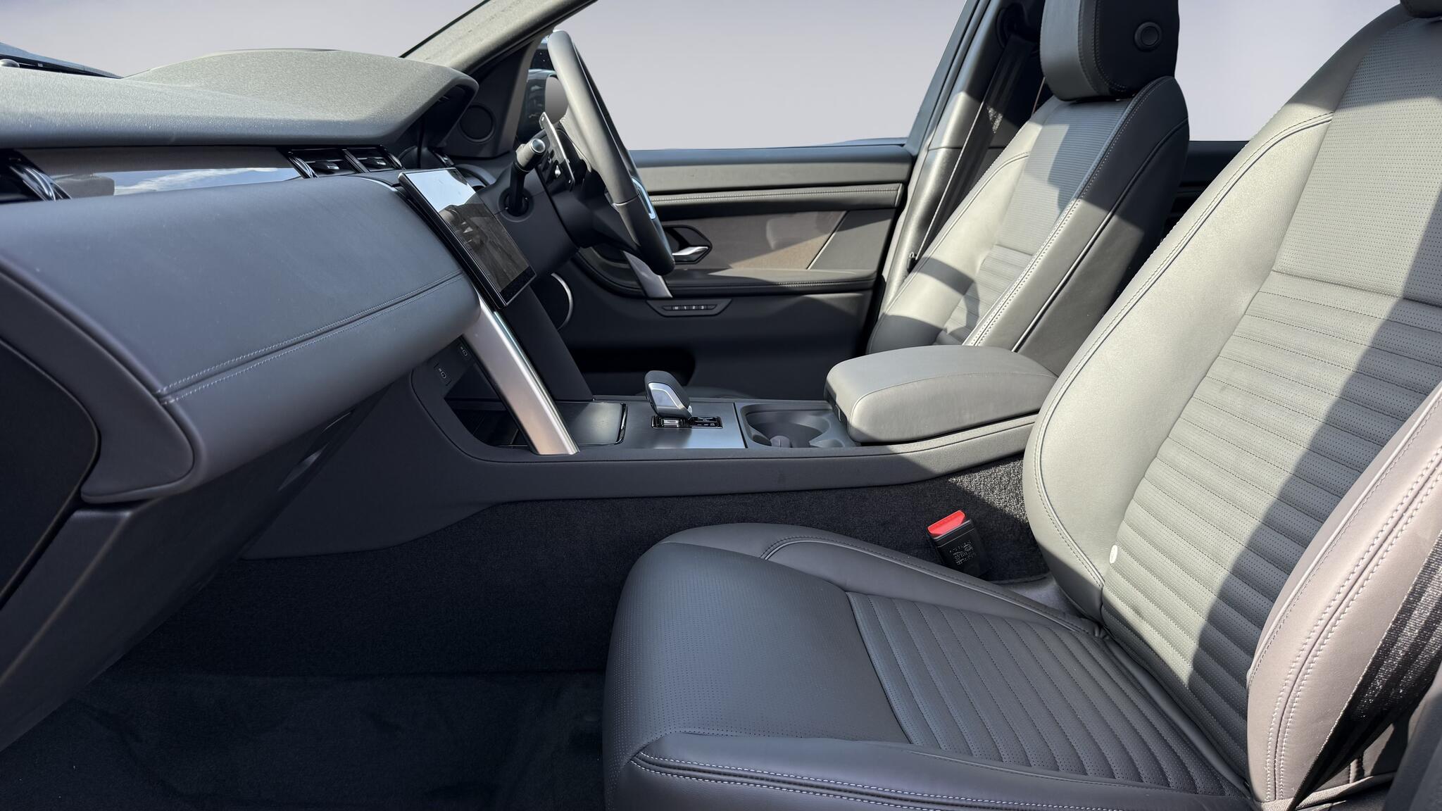 Land Rover Discovery Sport view 3