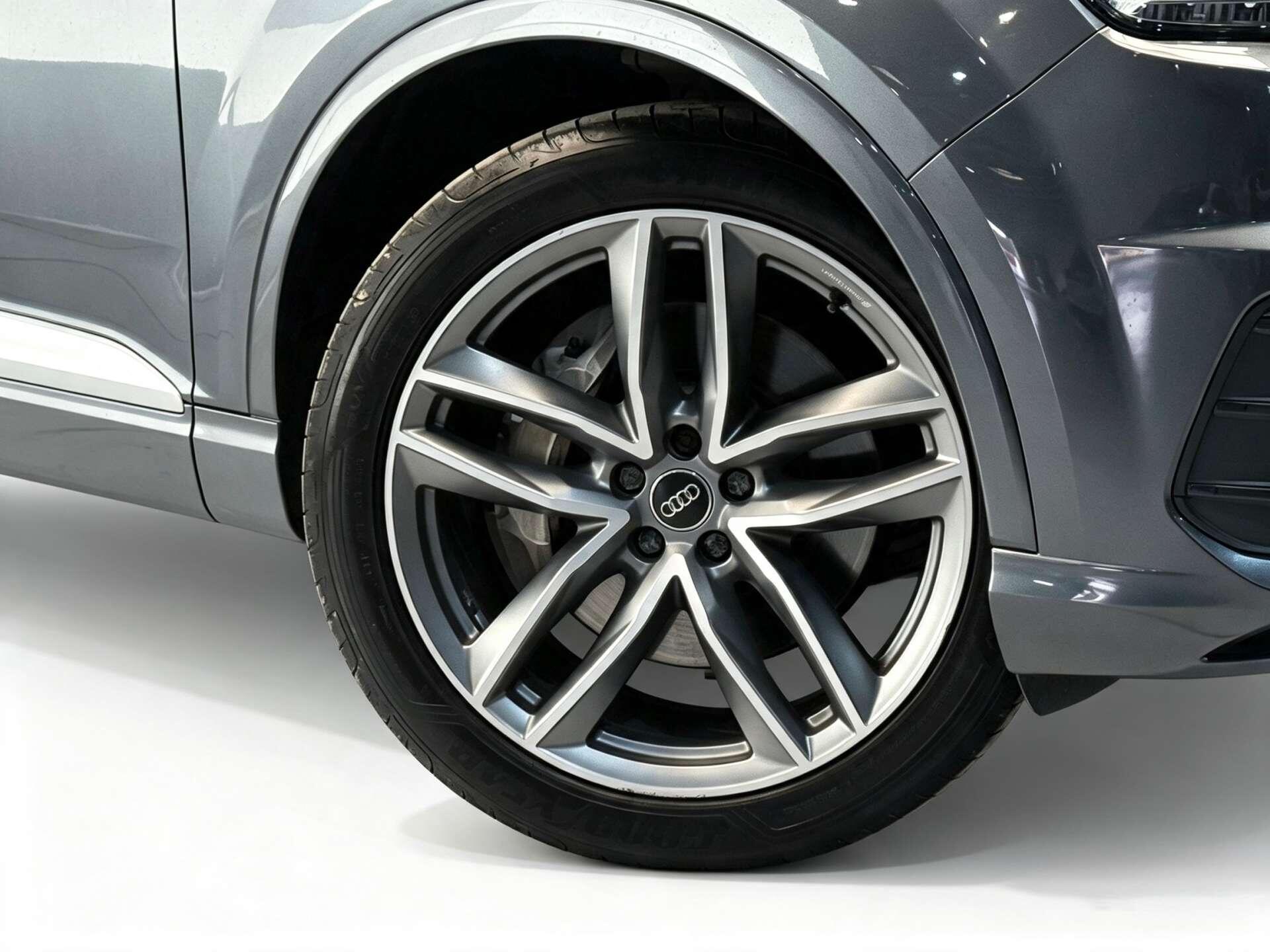 Audi Q7 view 3