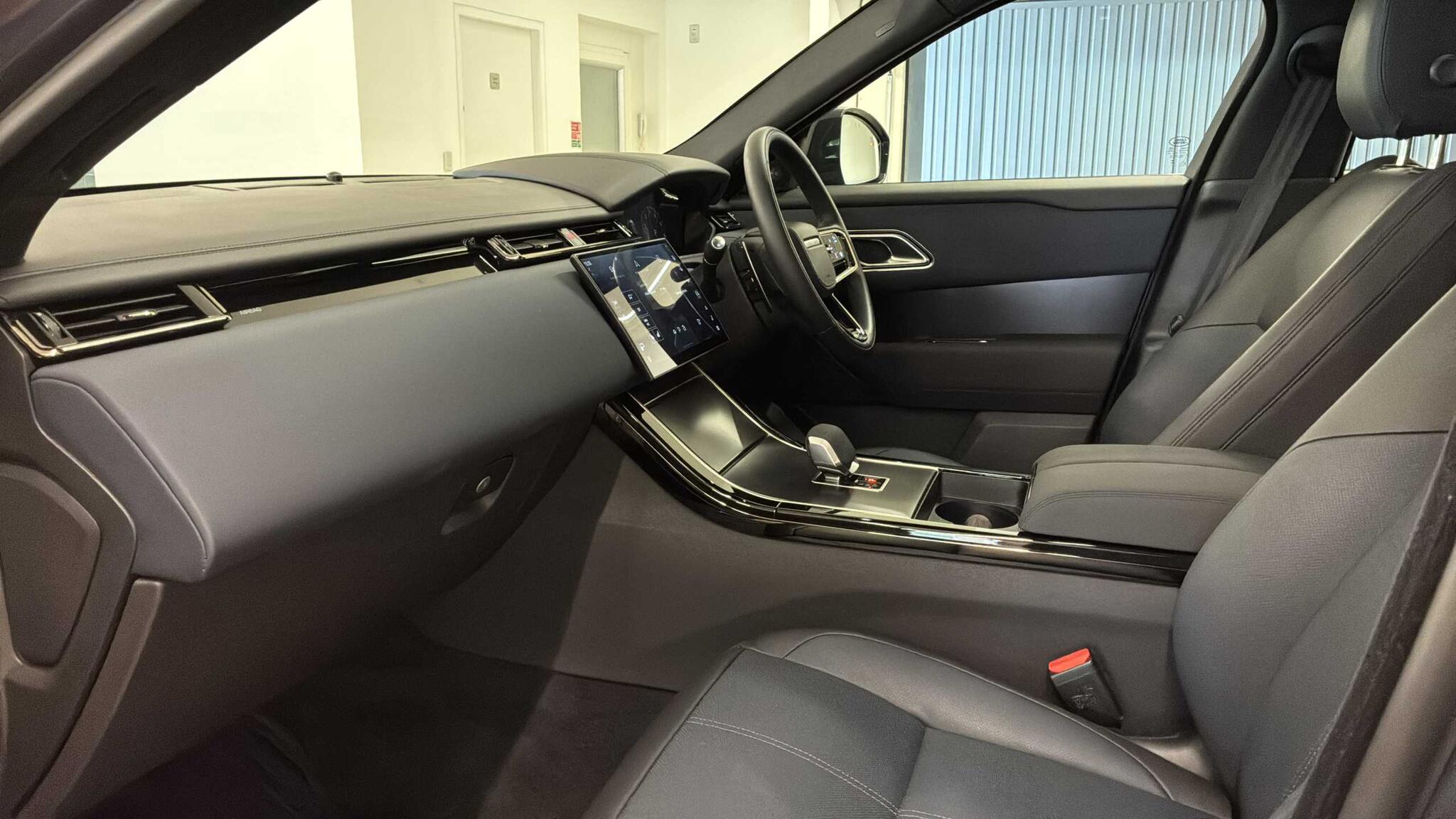 Land Rover Range Rover Velar view 3