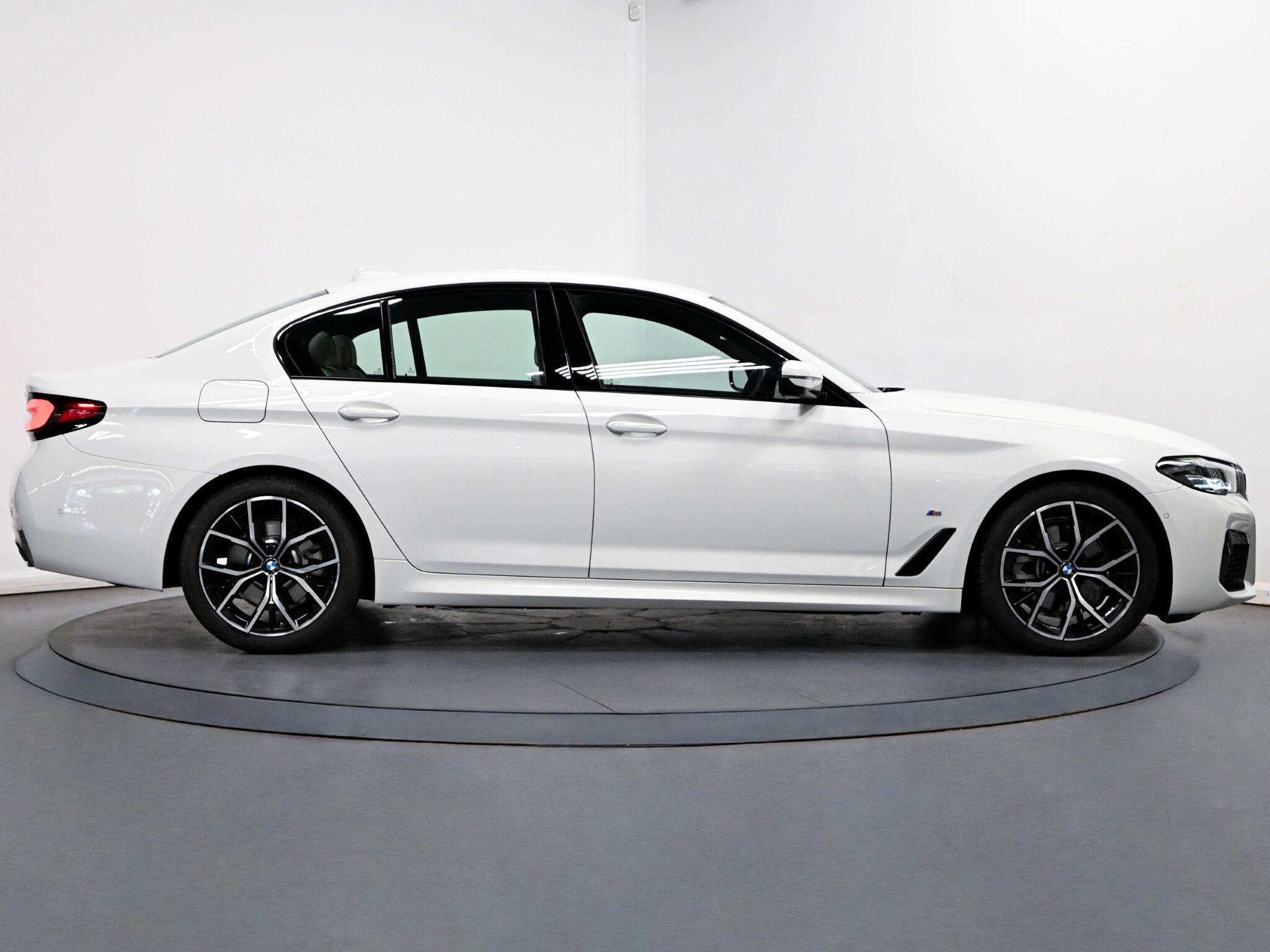 BMW 5 Series view 17